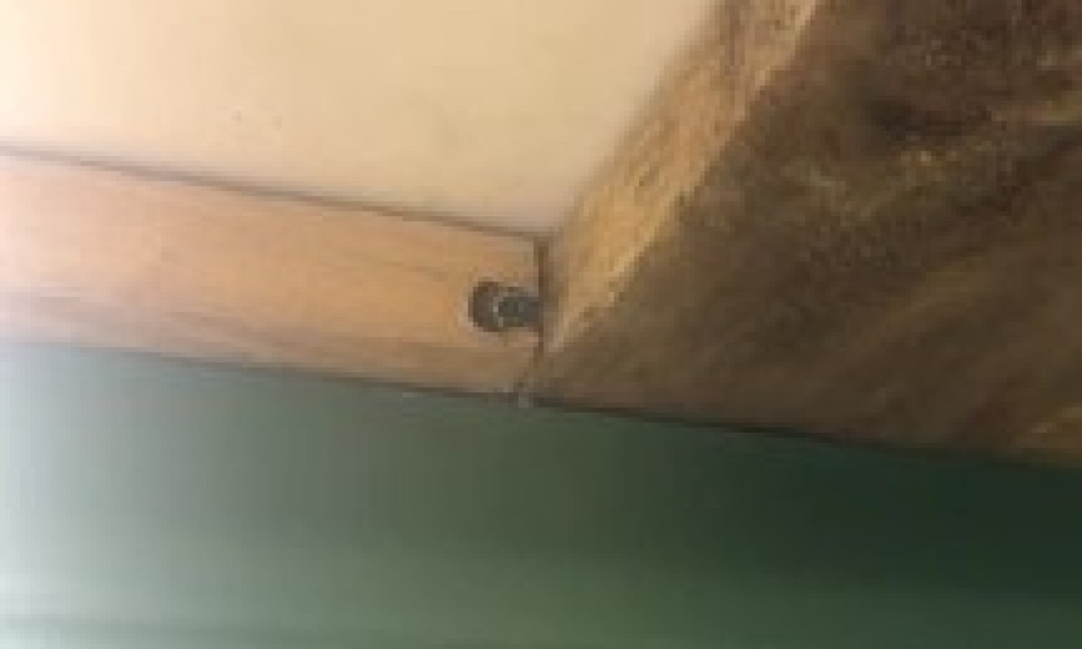 Câmera escondida encontrada no teto de apartamento alugado Câmera escondida encontrada no teto de apartamento alugado