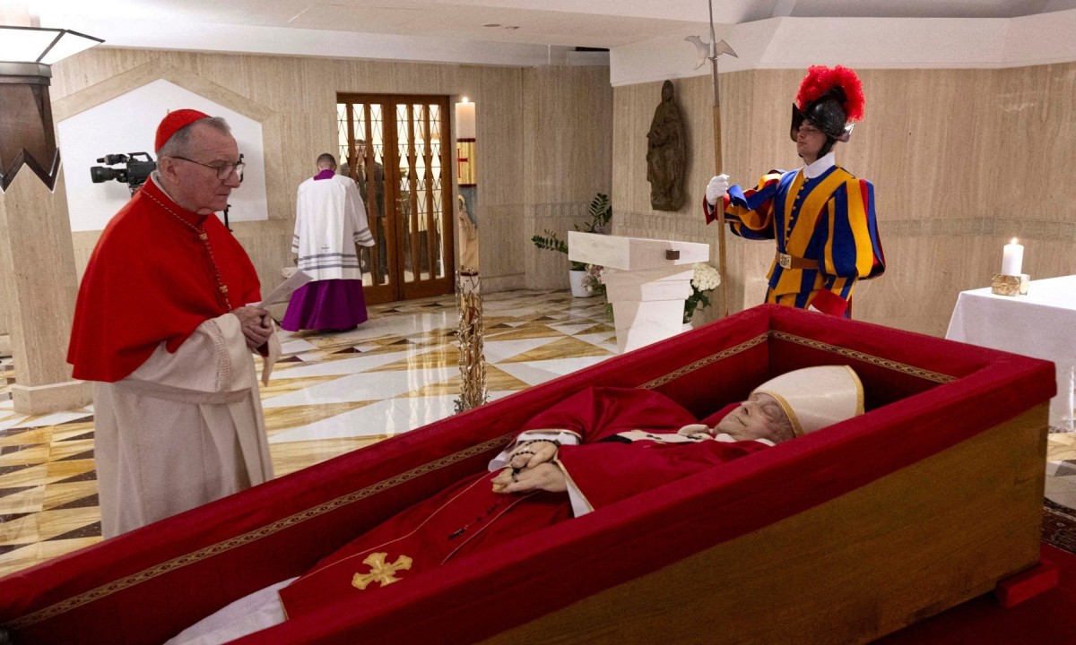  Cardeal Pietro Parolin, secretário de Estado do Vaticano, perto do corpo do Papa Francisco, colocado em caixão aberto durante rito da declaração de morte na residência de Santa Marta, no Vaticano, em 21 de abril de 2025 -  (crédito: Reuters/Folhapress)