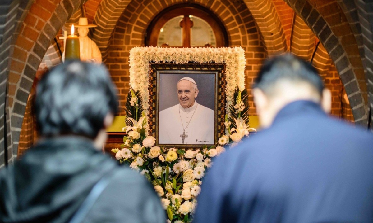 Católicos rezam pelo papa em altar com foto de Francisco em igreja em Seul, na manhã desta terça-feira (22/4) -  (crédito: Anthony WALLACE / POOL / AFP)