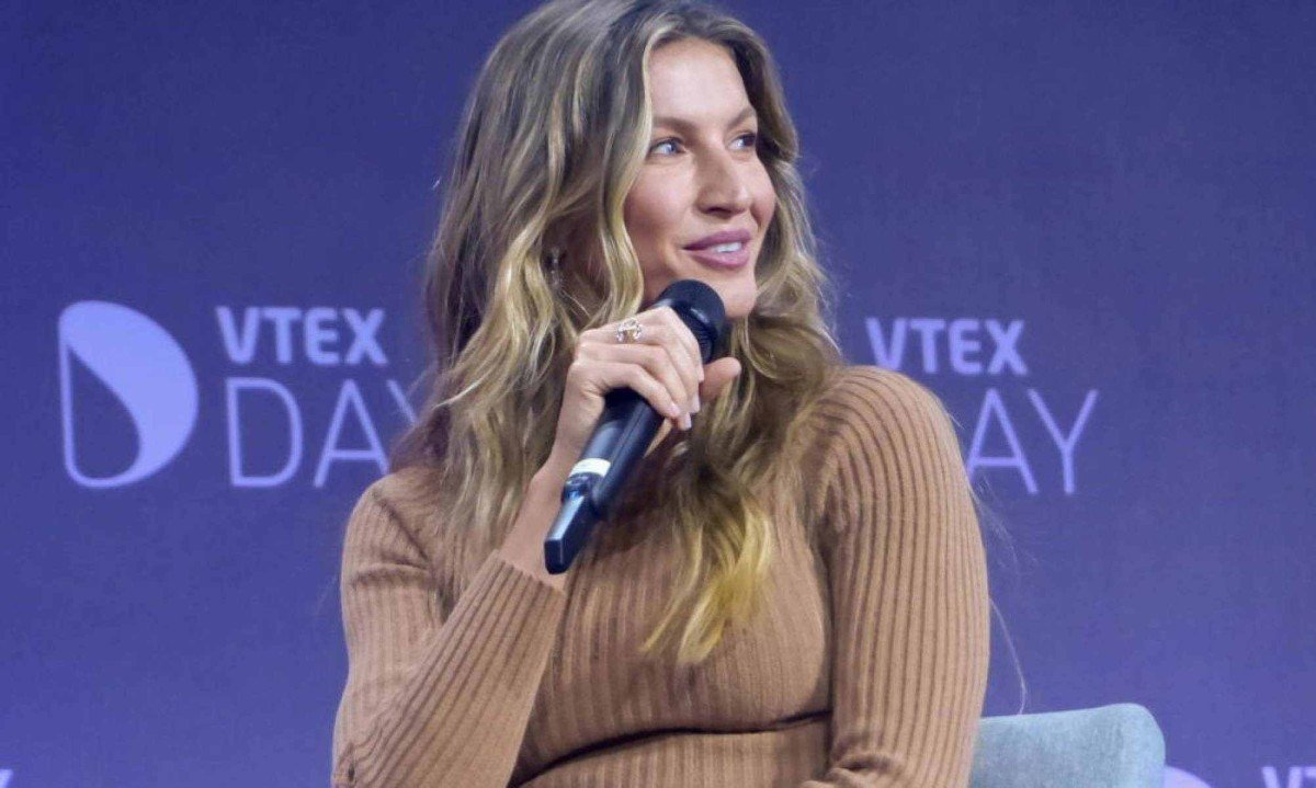  (INT) Gisele Bundchen at VTEX  Day . June 05, 2023, Sao Paulo, Brazil: Gisele Bundchen was the highlight on the main stage on the first day of the event the President and co-founder of VTEX, Mariano Gomide, led a talk -chat with the Brazilian about her challenges to win the world. Vtex Day is the biggest event focused on digital transformation in Latin America. For almost 10 years, it has brought together companies, professionals and the general public interested in technology. The 2023 edition already has a set date and will be even more innovative and technological. It takes place on June 5th and 6th, at Sao Paulo Expo, in Sao Paulo and will have as its central theme â??The Day to Make It Happenâ? and will have eight stages, distributed in five pavilions. Credit: Leandro Chemalle/Thenews2 (Foto: Leandro Chemalle/Thenews2/Deposit Photos)  -  (crédito:  Thenews2)