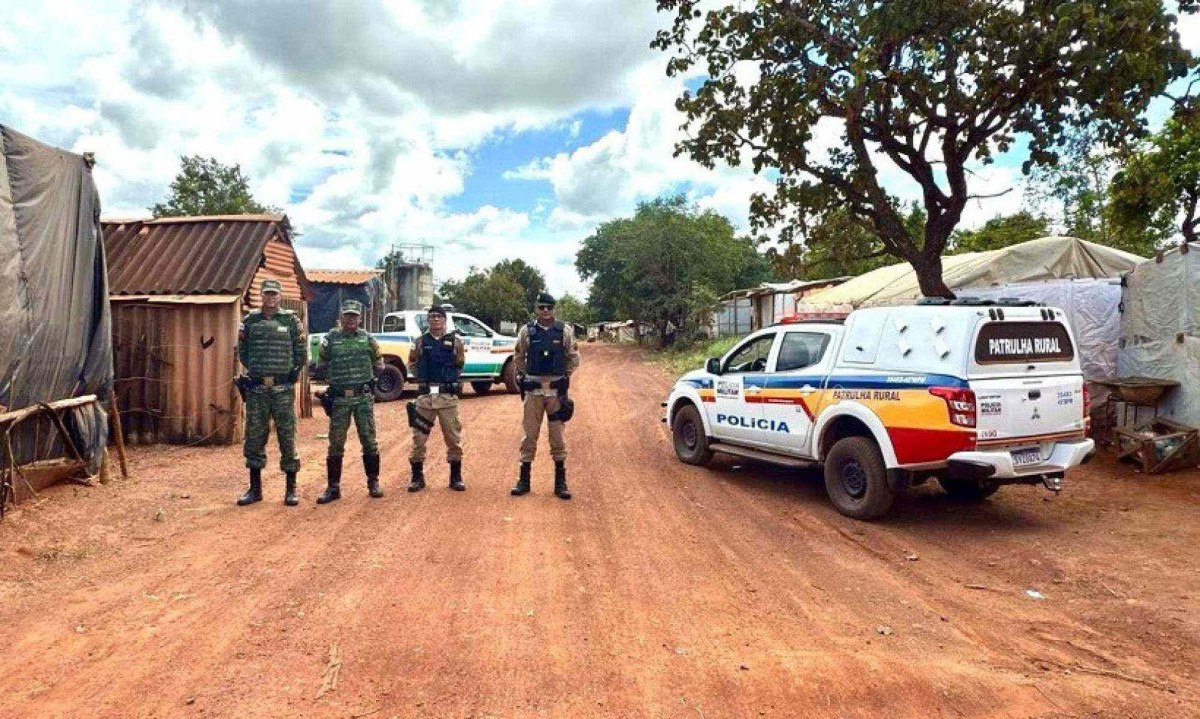 Policiais militares fazem rondas no povoado de Cunha, em busca do segundo suspeito -  (crédito: PMMG)