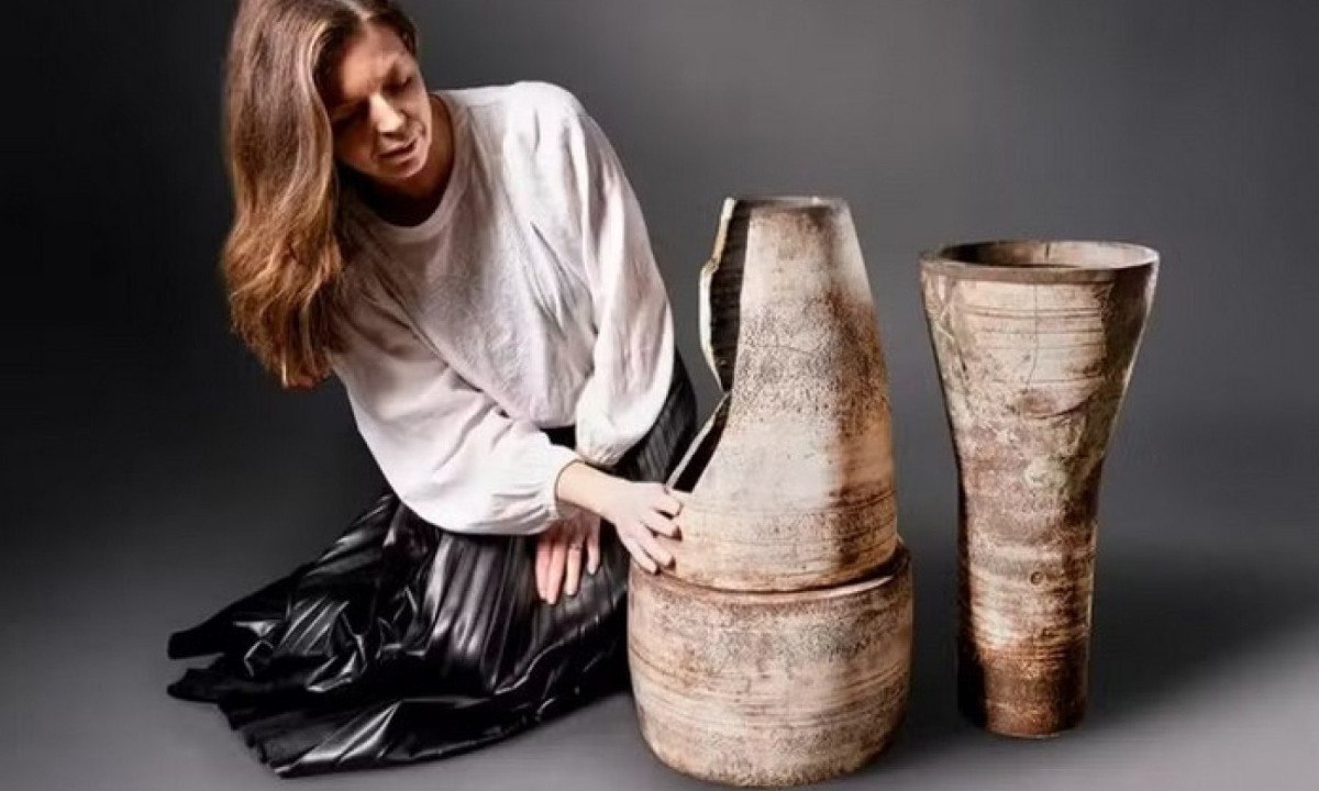 Vaso quebrado e abandonado em jardim é arrematado em leilão por R$ 383 mil -  (crédito: Foto: Divulgação/ChiswickAuctions)