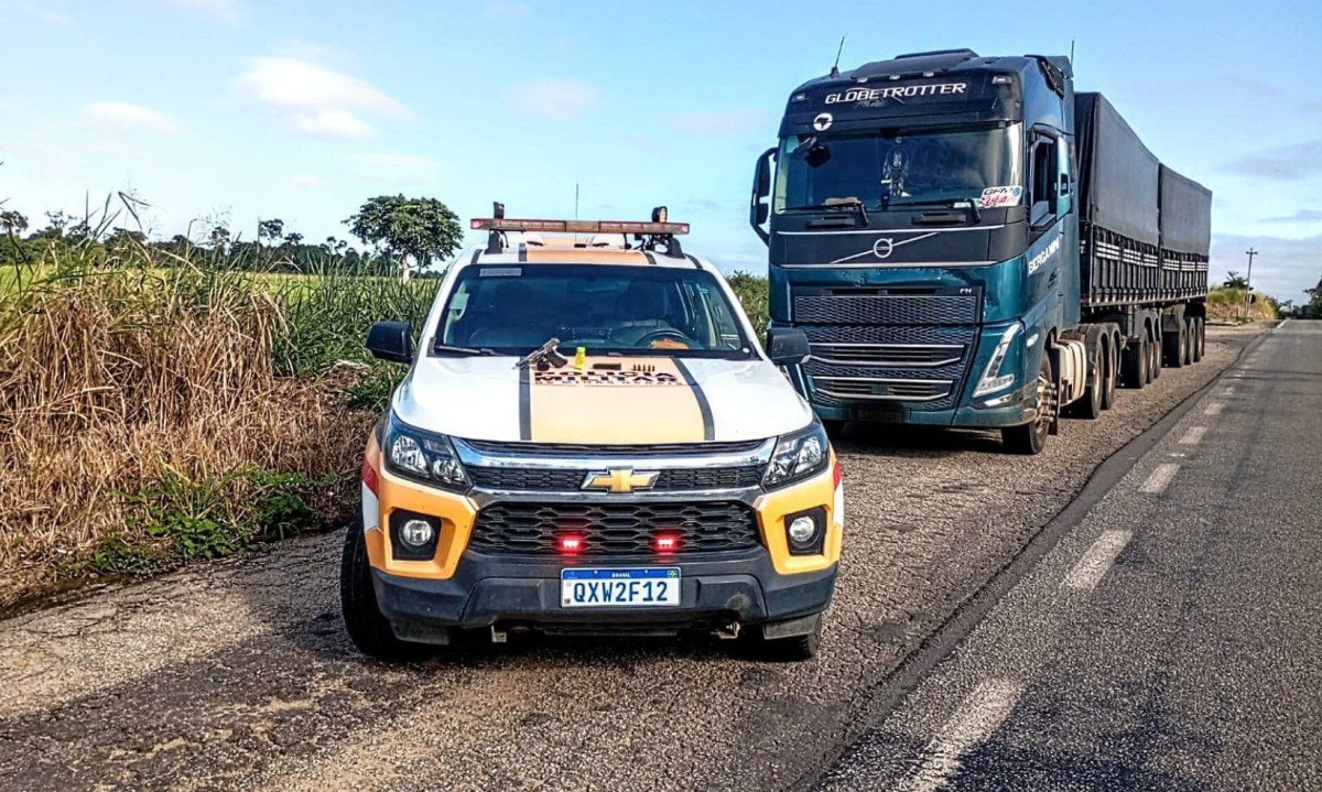 O motorista foi preso em flagrante com os estimulantes, arma e munição enquanto transportava granito -  (crédito: PMRv)