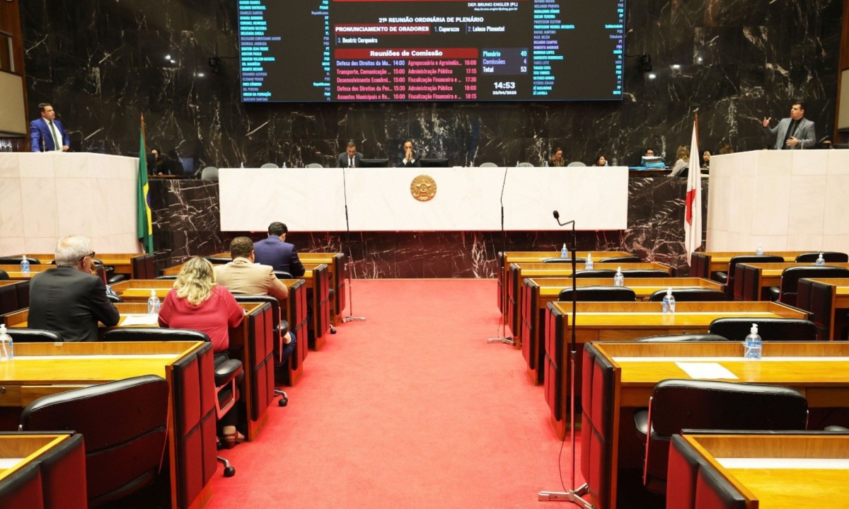 O governo afirma que o reajuste de 5,26% vai adequar os sal&aacute;rios ao piso nacional, mas o valor determinado pelo Minist&eacute;rio da Educa&ccedil;&atilde;o (MEC) &eacute; de 6,27% -  (crédito: Henrique Chendes/ALMG)