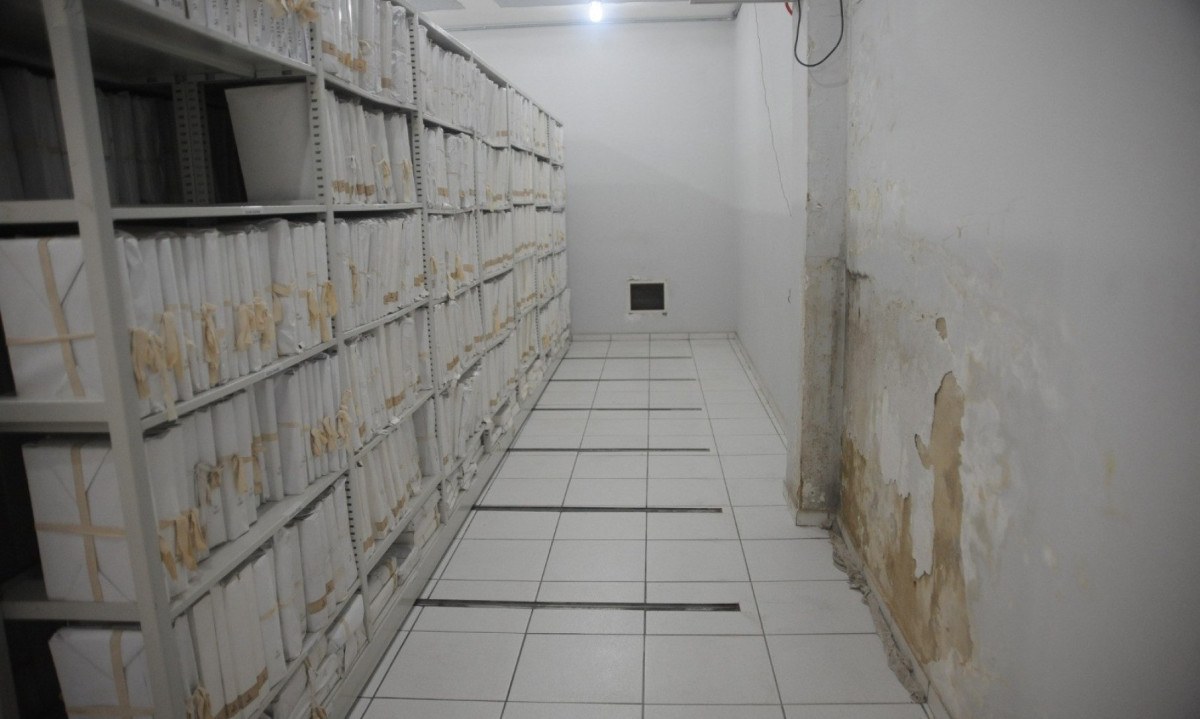 A centen&aacute;ria casa amarela que abriga o Arquivo P&uacute;blico Mineiro (APM) ser&aacute; reformada por causa de infiltra&ccedil;&otilde;es e mofo -  (crédito: Alexandre Guzanshe/EM/D.A. Press. Brasil. Belo Horizonte - MG)
