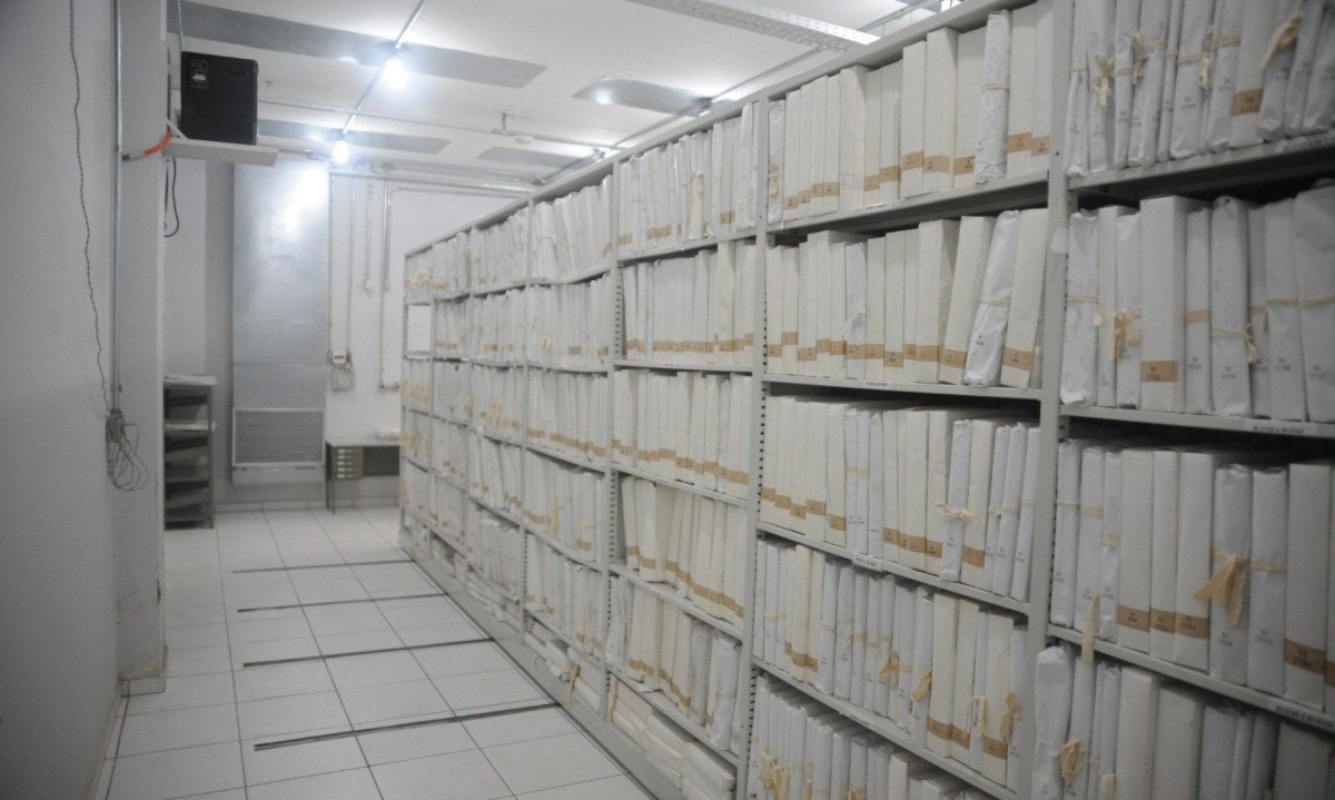O acervo do Arquivo Público Mineiro é composto por documentos manuscritos, impressos, mapas, plantas, fotografias, gravuras, filmes, livros, folhetos e periódicos