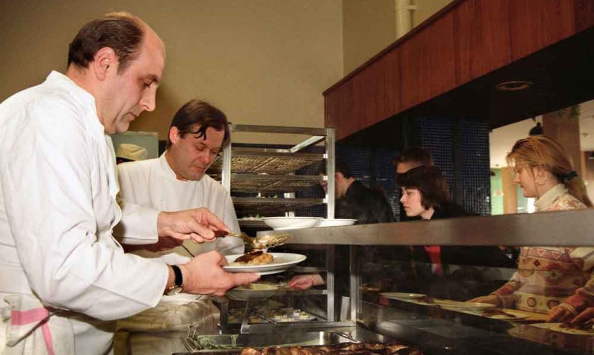 O chef Bernard Loiseau (à esquerda) trabalhando em Paris - (crédito: Gerard Cerles/AFP) O chef Bernard Loiseau (à esquerda) trabalhando em Paris - (crédito: Gerard Cerles/AFP)