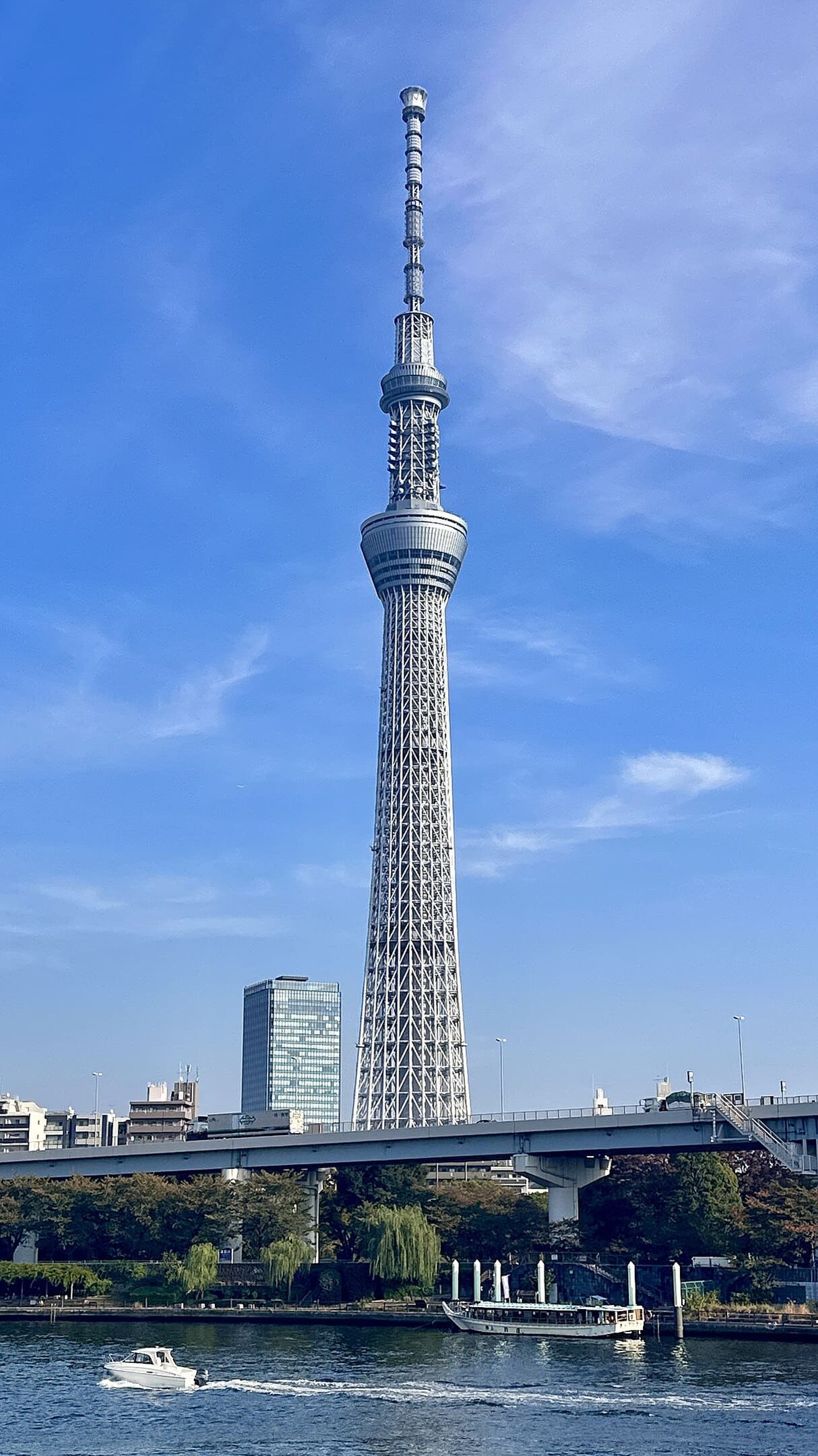 Tokyo Skytree - A maior do planeta.  Com 634 metros de altura, a torre que fica em TÃ³quio, capital do JapÃ£o, fez 12 anos em 22/5/2024.  ApÃ³s a inauguraÃ§Ã£o oficial em 2012, a torre recebeu o reconhecimento do Guinness, o livro dos recordes. 
