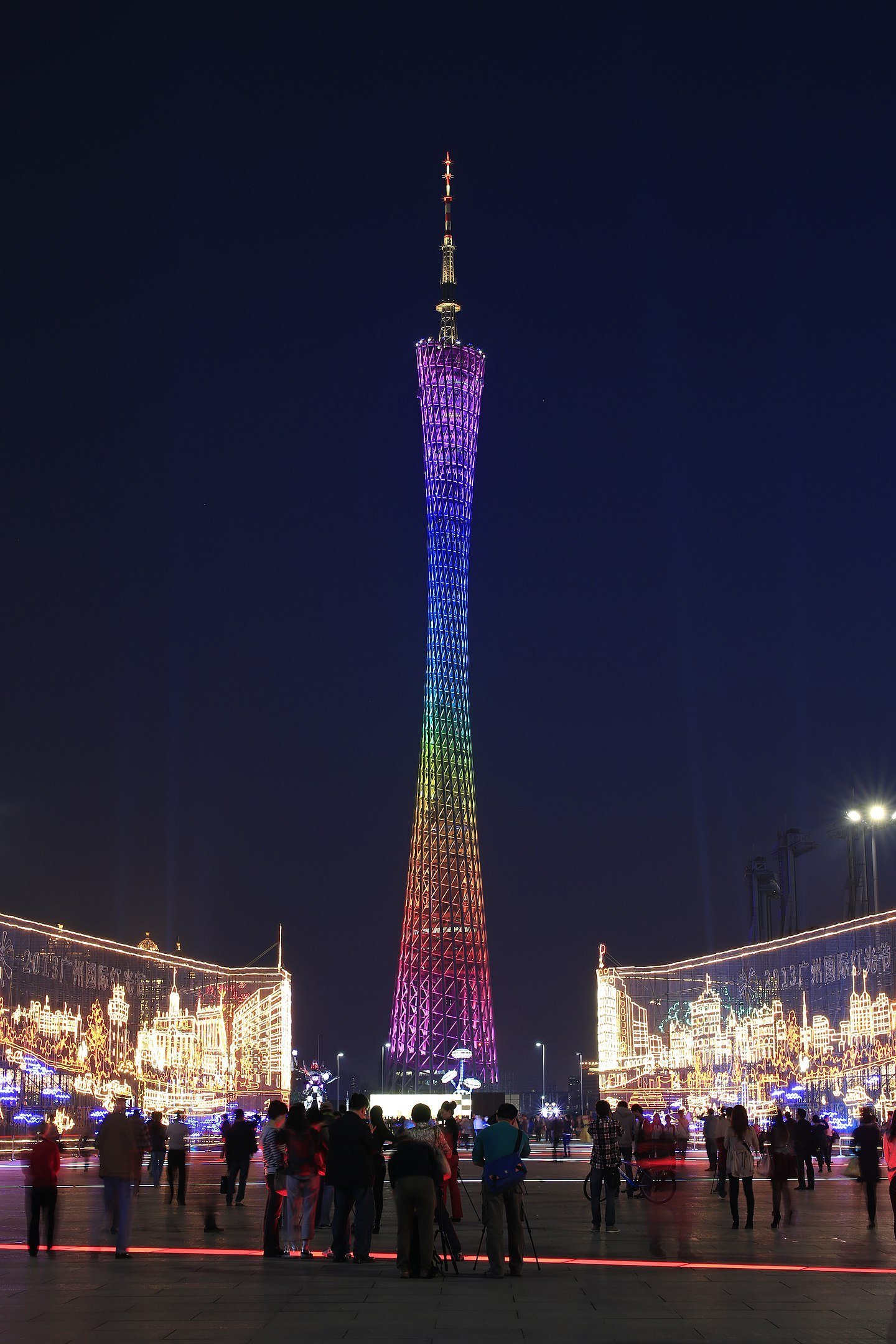 Canton Tower - 600 metros - China - Inaugurada em 2012, na cidade de Guangzhou, predominou como a maior torre do paÃ­s atÃ© a construÃ§Ã£o da Torre de Shanghai. E no mundo sÃ³ perde em altura para a Tokyo Skytree. Sua iluminaÃ§Ã£o tem 7 mil luzes de led, que proporcionam um grande espetÃ¡culo.