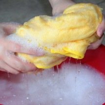 Manusear produtos de limpeza requer cuidados importantes - DINO