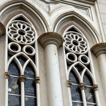 os estragos nos vitrais franceses vistos pelo lado de fora do templo, que é tombado