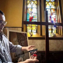 padre José júnior mostra pedaços das peças atingidas. 