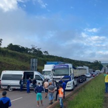Grande BH: acidente entre van e caminhão deixa feridos e interdita BR-381 - Reprodução/Redes sociais