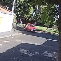 Vídeo: homem tenta separar briga e é atropelado 3 vezes -  (crédito: ReproduÃ§Ã£o/Redes sociais)
