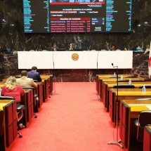 Reajuste de 5,26% aos servidores da educação avança ao plenário da ALMG - Henrique Chendes/ALMG