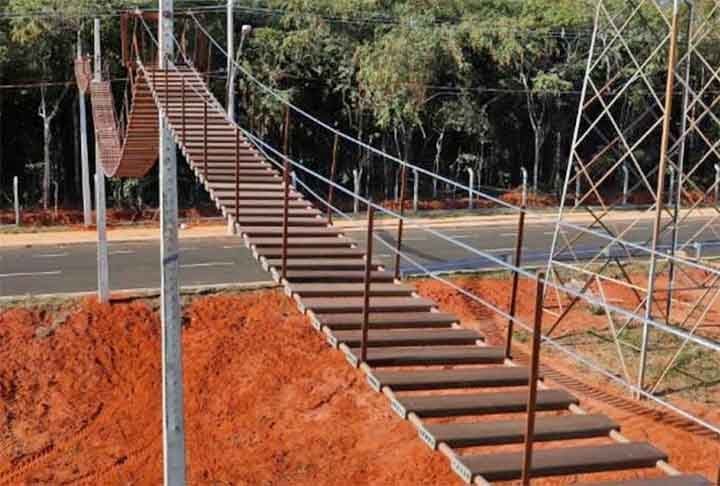 Nas estradas que passam por parques ecológicos, a melhor opção são caminhos suspensos sobre as rodovias. Espécies de pontes especialmente criadas para animais. 