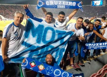 Délio (E) e a faixa improvisada da Torcida Motozeiros, em 2018, durante jogo da Raposa, em Santiago, capital do Chile, pela Copa Libertadores -  (crédito: Motozeiros/divulgação)