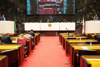 O governo afirma que o reajuste de 5,26% vai adequar os salários ao piso nacional, mas o valor determinado pelo Ministério da Educação (MEC) é de 6,27% -  (crédito: Henrique Chendes/ALMG)