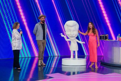 Cintia Abravanel, Eduardo Kobra e Patrícia Abravanel com a imagem que será pintada durante concurso do sbt -  (crédito: Gabriel Cardoso/SBT)