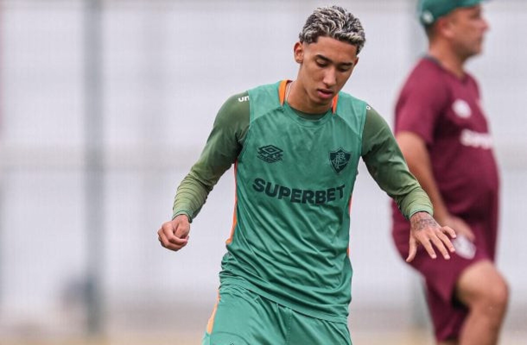 Isaque treina com bola e se aproxima de retorno no Fluminense