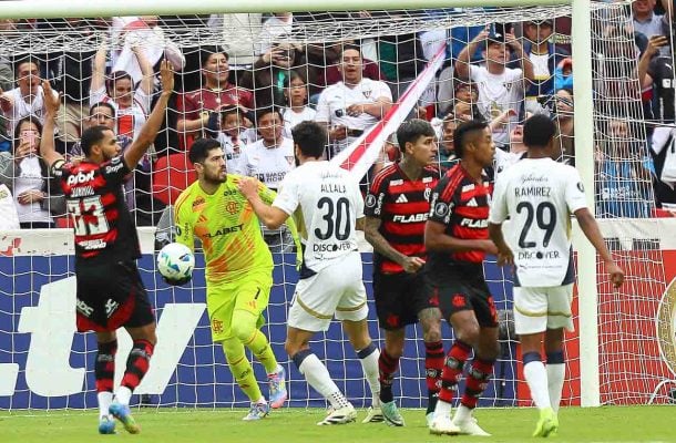 ROSSI - Mostrou segurança quando foi exigido, mas forçou muitos chutes para o ataque e poderia ter priorizado as saídas de bola. NOTA 6,0 - Foto: Gilvan de Souza/Flamengo
