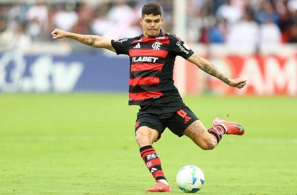 AYRTON LUCAS - Fez bem o apoio ao ataque, mas vacilou em algumas saídas de bola. Nos acréscimos da partida, saiu para a entrada de Varela. NOTA 6,0 - Foto: Marcelo Cortes / Flamengo