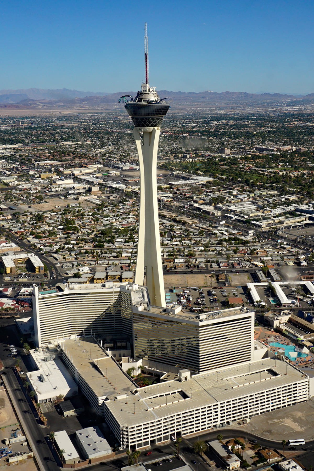Stratosphere Tower - 350 metros - Estados Unidos - Localizada em Las Vegas, é uma das atrações mais emblemáticas da cidade conhecida por seus hotéis e cassinos. A construção foi concluída em 1996. A torre conta com diversas atrações, além da "Big Shot", que catapulta os visitantes para cima a uma velocidade de 70 km/h.