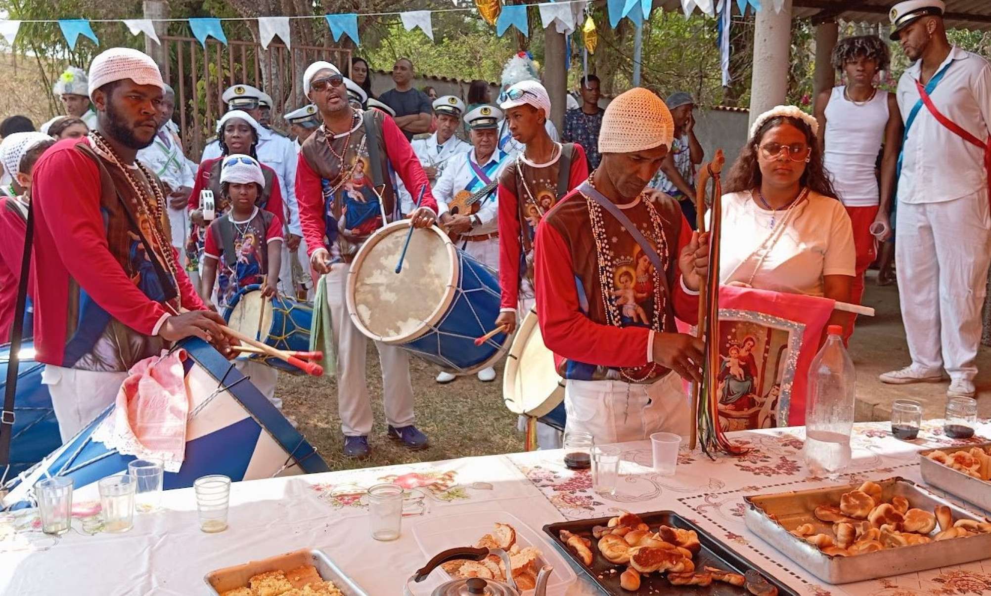 Congado preserva tradições que valorizam a cultura africana com os tambores, as guias (colares) e os cânticos em bantu- Carlos Altman/EM