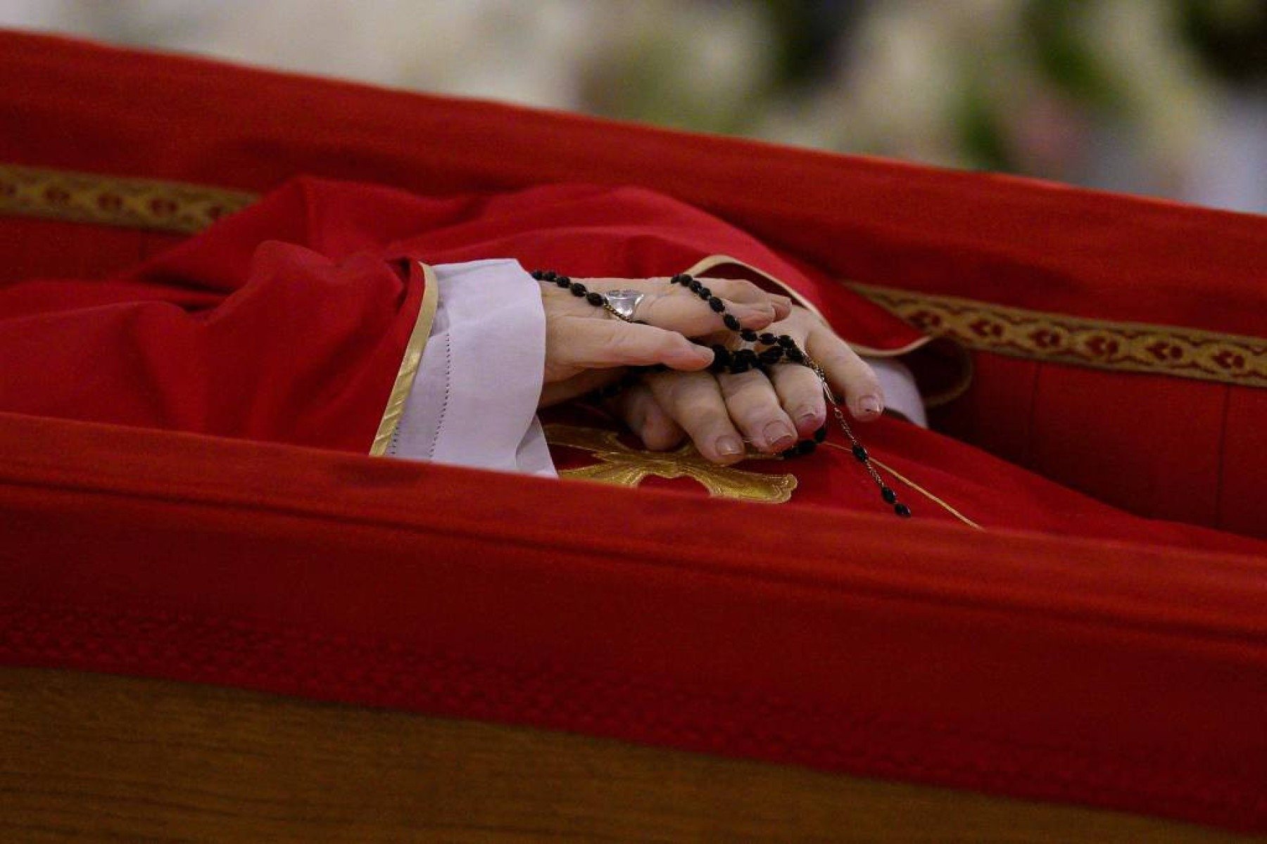 Detalhe das mãos de Francisco, segurando um terço e com seu anel - 