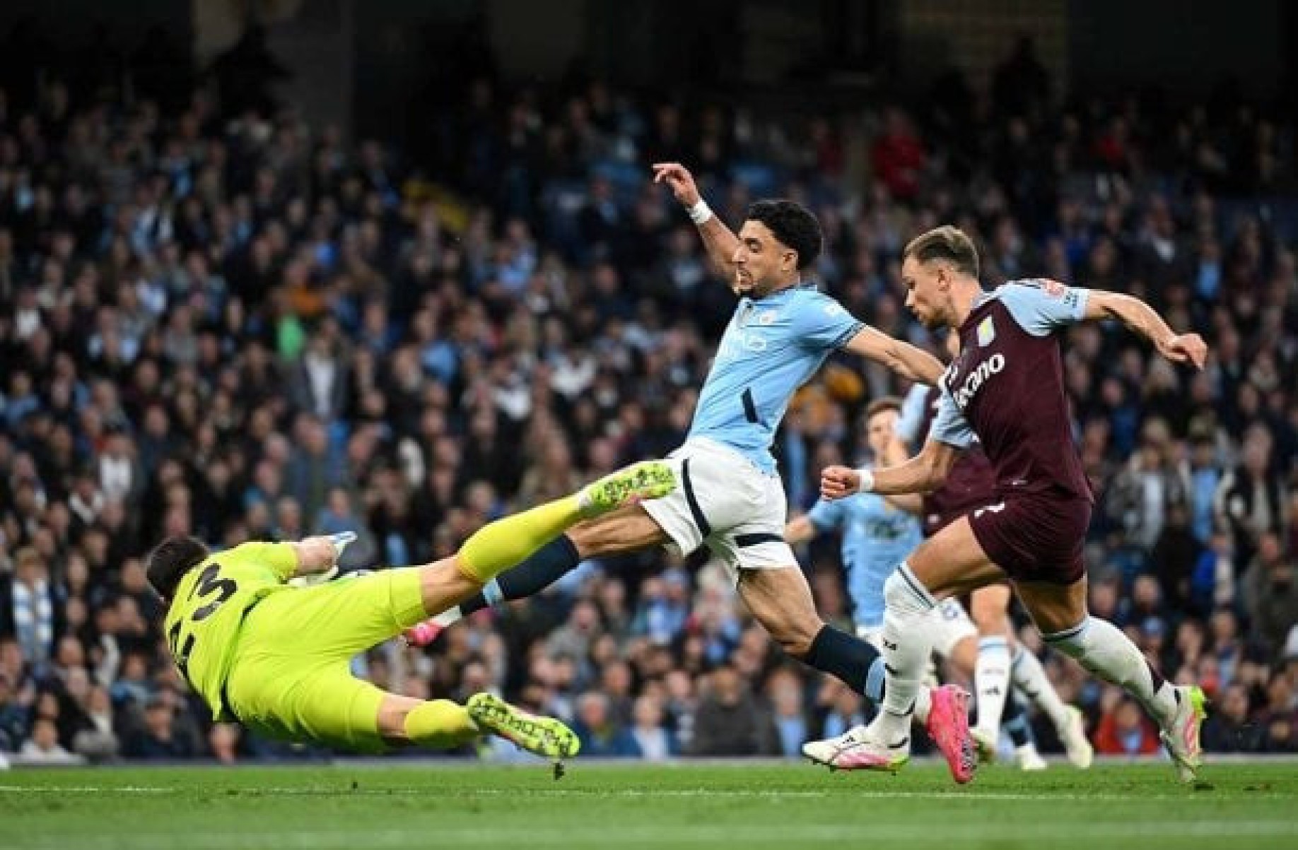 City vence Aston Villa nos acréscimos e se aproxima de vaga na Champions