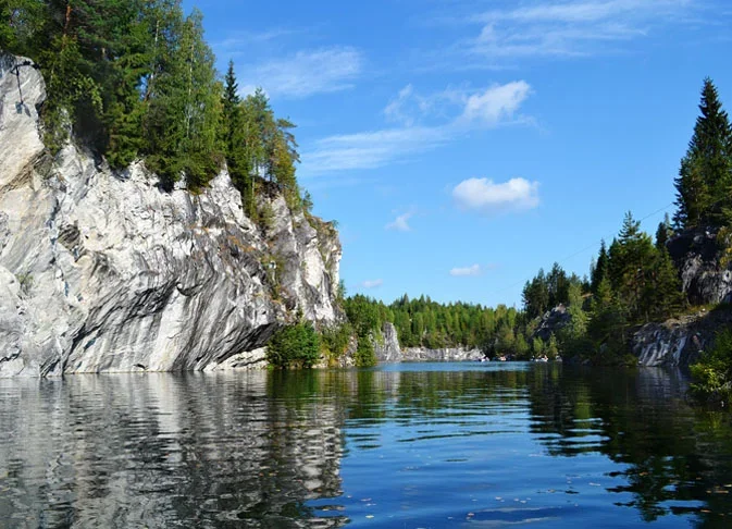 A RÃºssia Ã© tÃ£o grande (17.130.000 kmÂ²) que pertence a dois continentes: Europa e Ãsia. O paÃ­s tem como capital Moscou, mas SÃ£o Petersburgo Ã© outra importante cidade. O paÃ­s Ã© banhado pelos oceanos PacÃ­fico e Ãrtico.
