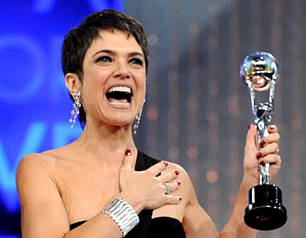 Paulista, ela Ã© descendente de poloneses por parte de mÃ£e, mas Ã© neta de russos e romenos por parte de pai. Sua famÃ­lia veio para o Brasil para fugir da segunda guerra mundial. 