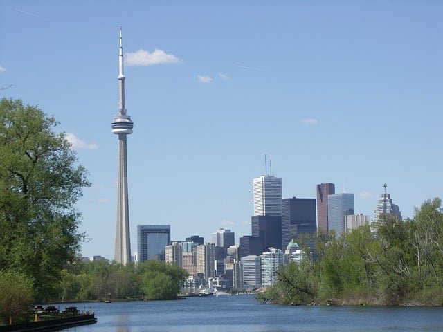 CN Tower - 553 metros - CanadÃ¡ - HÃ¡ 49 anos, no dia 2 de abril de 1975, a construÃ§Ã£o da CN Tower foi concluÃ­da. Ela representou na Ã©poca um recorde de altura de uma estrutura no mundo. A inauguraÃ§Ã£o oficial foi em  junho de 1976.
