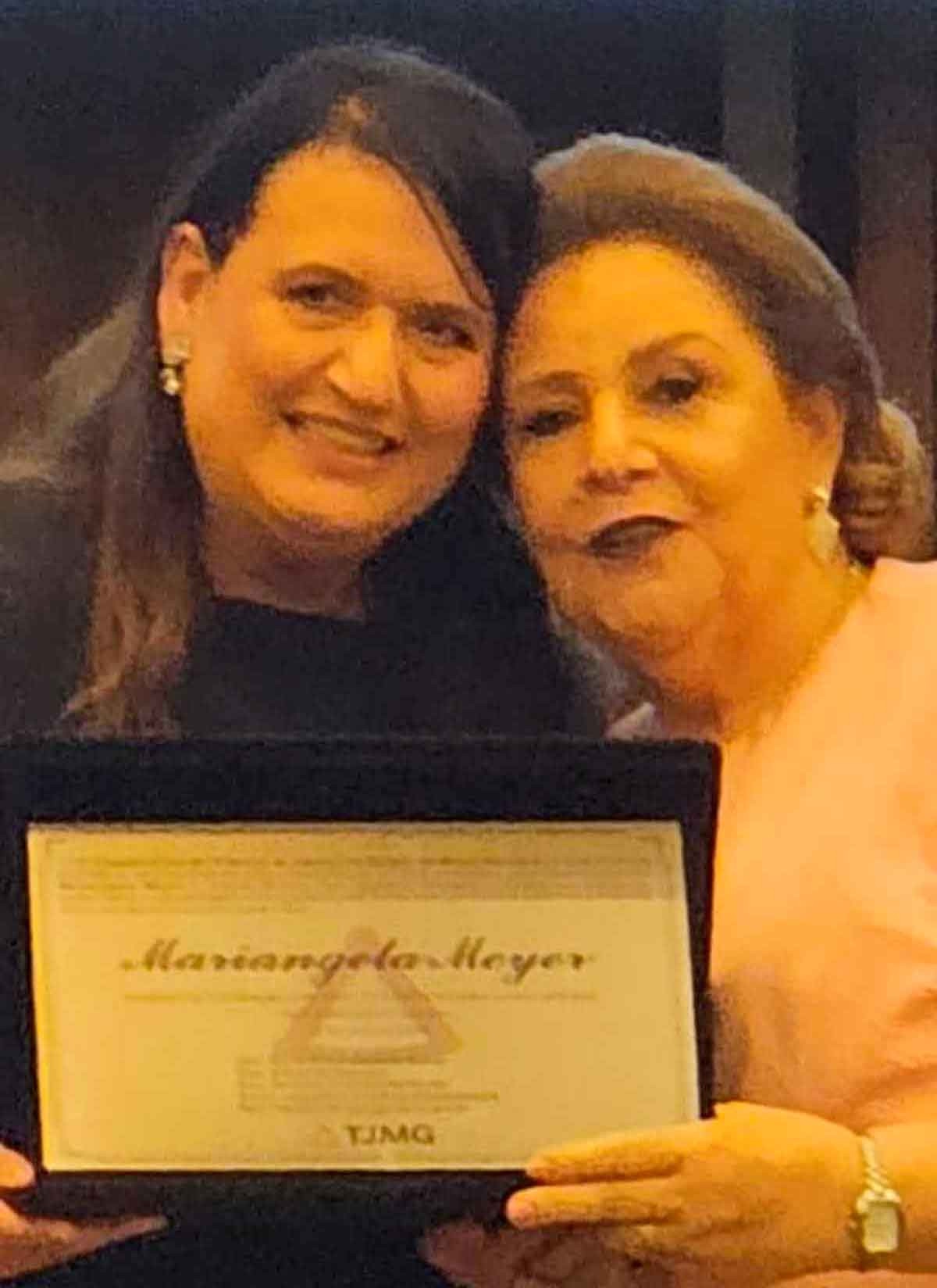 A desembargadora Jaqueline Albuquerque saudou com uma placa sua colega Mariângela Meyer, agora aposentada