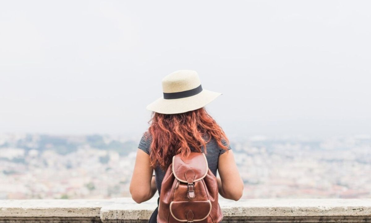 Para mulheres, viajar sozinha também significa ocupar espaços, conhecer novos cenários e se redescobrir longe das pressões Mulher viajando sozinha