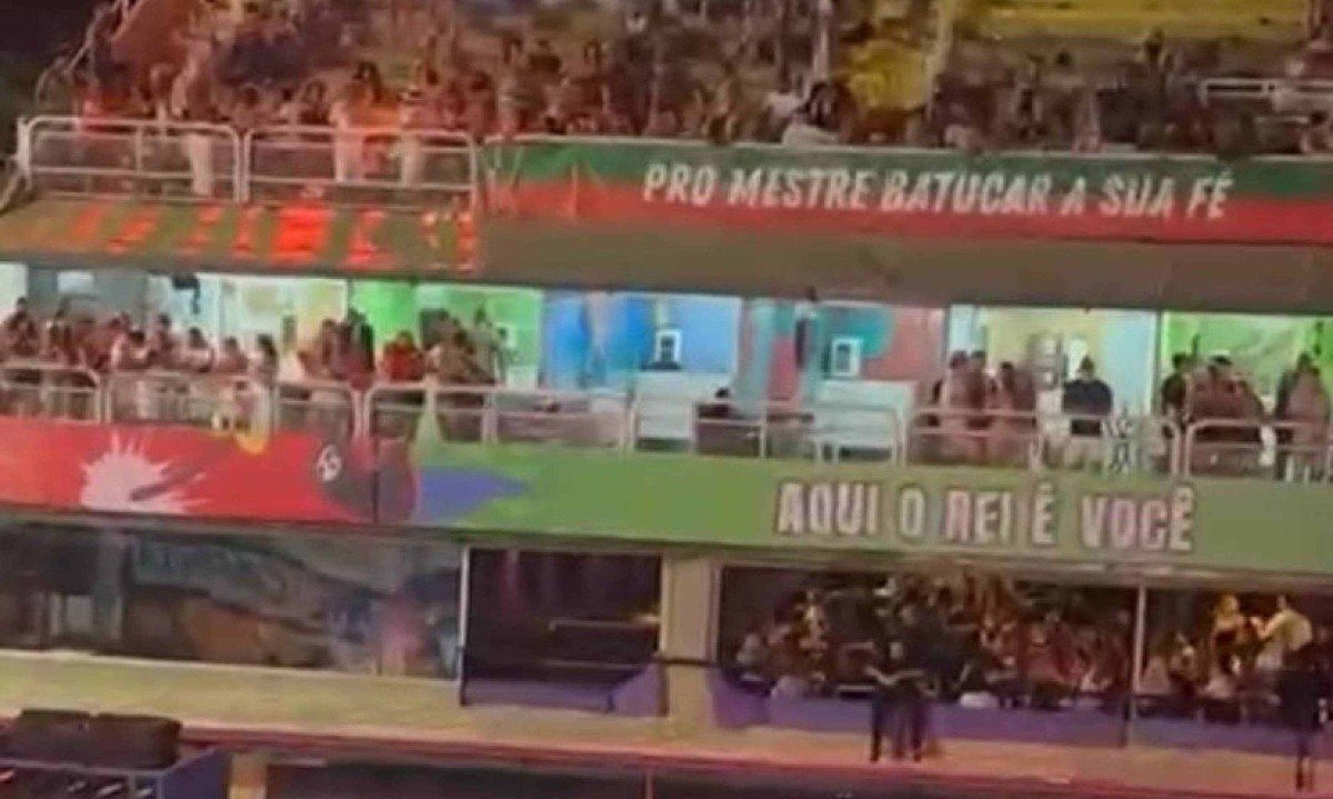 Casal protagoniza cena quente em camarote da Sapucaí durante ensaio técnico; veja o vídeo -  (crédito: Tupi - Pablo Oliveira)