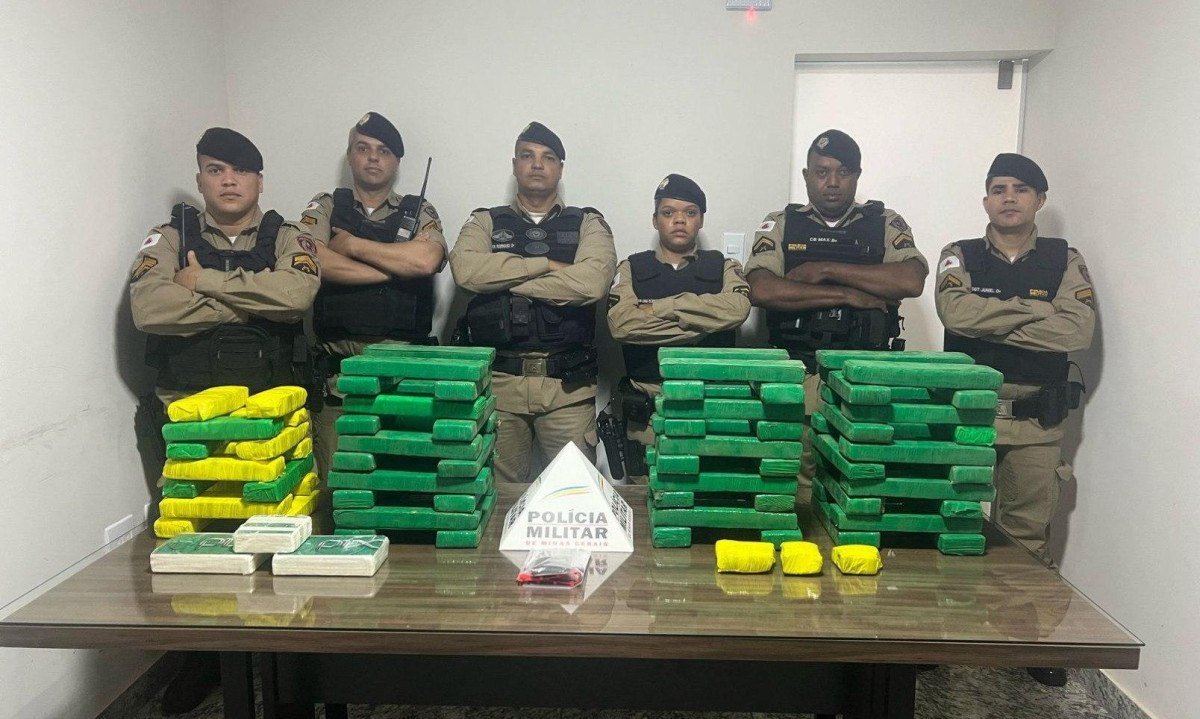 Polícia apreendeu 74 barras grandes de maconha, três barras menores de maconha e três barras de cocaína -  (crédito: PMMG/Divulgação)