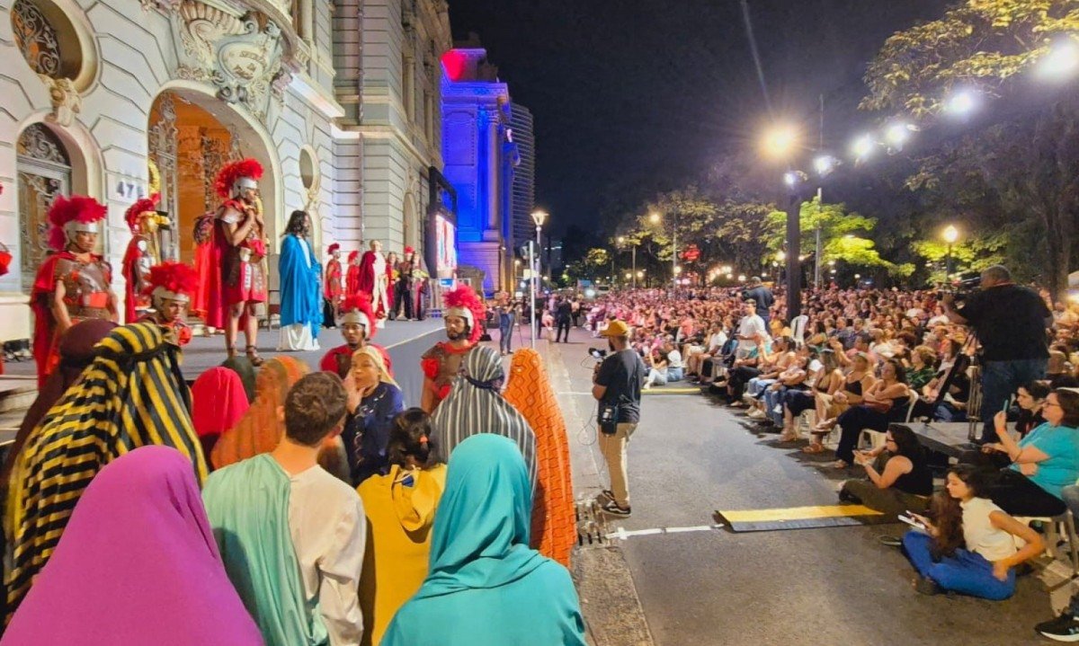 Encena&ccedil;&atilde;o da Paix&atilde;o de Cristo emocionou fi&eacute;is na Pra&ccedil;a da Liberdade, na Regi&atilde;o Centro-Sul de BH -  (crédito: Jair Amaral/EM/D.A Press)