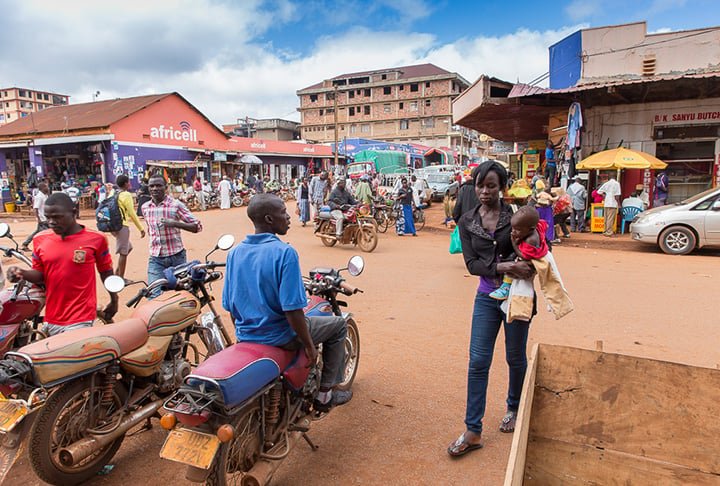 Uganda tem mais duas áreas por onde o paralelo da Linha do Equador passa. Uma delas é a cidade de Jinja, com 73 mil habitantes, a 81 km da capital Kampala.   