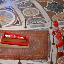Por que vermelho é a cor do luto na morte do papa Francisco? - Alessandro Di Meo / POOL / AFP