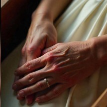 Mulher declarada morta em hospital volta à vida a caminho do funeral - FreePik