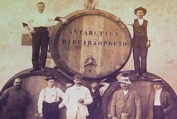 O Código de Hamurabi também estabelecia uma ração diária de cerveja para o povo da Babilônia. Com dois litros para os trabalhadores, três para os funcionários públicos e cinco para os es e o sumo sacerdote.