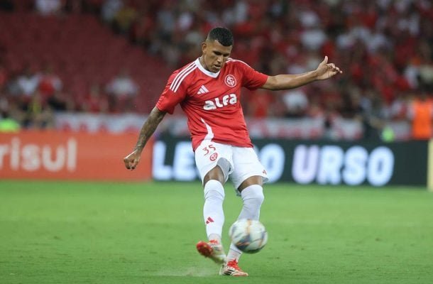 AGUIRRE - Entre os jogadores da defesa, foi o que menos comprometeu nos lances do gols. Entretanto, não conseguiu ajudar muito no jogo e teve uma atuação mais discreta. Nota: 6 - Foto: Ricardo Duarte/Internacional