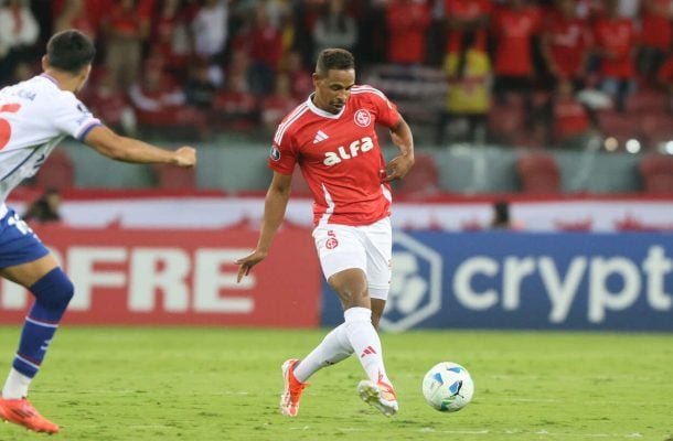 FERNANDO - Um dos grandes destaques da partida. Primeiro, por conta do seu ajuste no meio dos zagueiros, que liberou os laterais e gerou um dos gols. Depois, apareceu bem na área para marcar o gol de empate. Nota: 7 - Foto: Ricardo Duarte/Internacional
