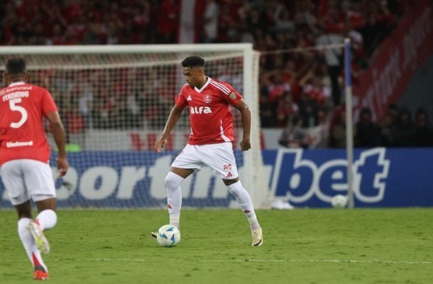 VICTOR GABRIEL - Retornando ao time titular, o zagueiro acabou falhando na marcação no lance do segundo gol dos uruguaios. No geral, apareceu pouco na partida, tendo apenas três interceptações no jogo. Nota: 5,5 - Foto: Ricardo Duarte/Internacional