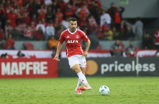 BRUNO HENRIQUE - Fez uma partida com uma boa participação, tendo boa influência na distribuição das jogadas. Entretanto, sua saída ajudou o time, com mais dinâmica no setor. Nota: 6,5 - Foto: Ricardo Duarte/Internacional