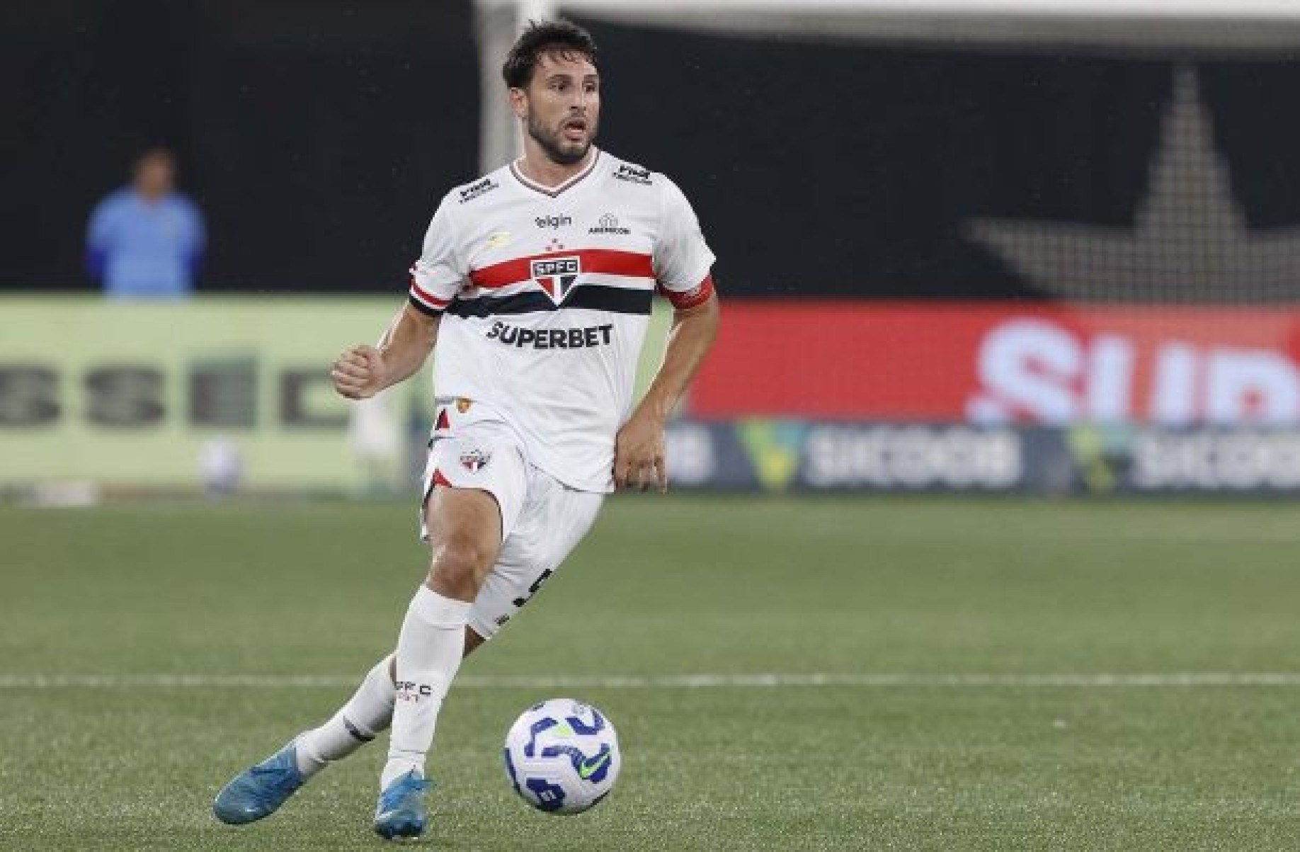 São Paulo: Calleri é operado no joelho e deve ter alta nos próximos dias