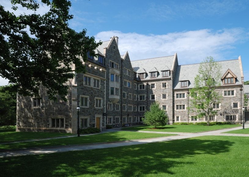 Antes de Ross, Robert FP Cronin detinha o recorde de “estudante mais lento” ao ter levado 52 anos para se formar em biologia, na Universidade de Princeton.