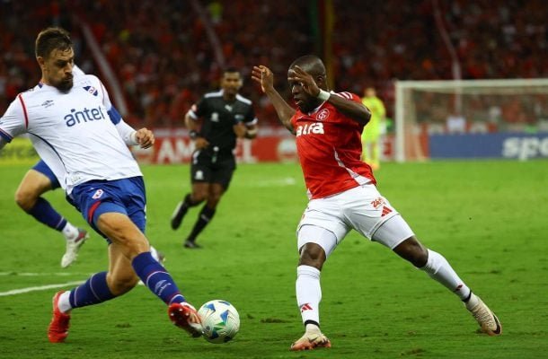 ENNER VALENCIA - O equatoriano não conseguiu aparecer com tanta frequência no ataque colorado. Na grande chance que teve, acabou furando e fez uma partida abaixo da média. Nota: 6 - Foto: Ricardo Duarte/Internacional 