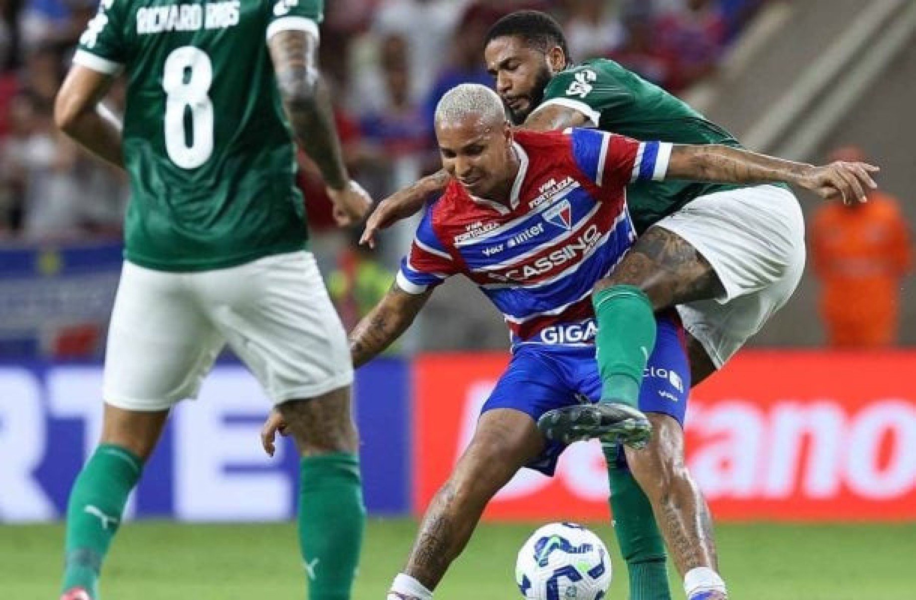 Palmeiras culpa gramado do Castelão por lesões de Micael e Vitor Roque